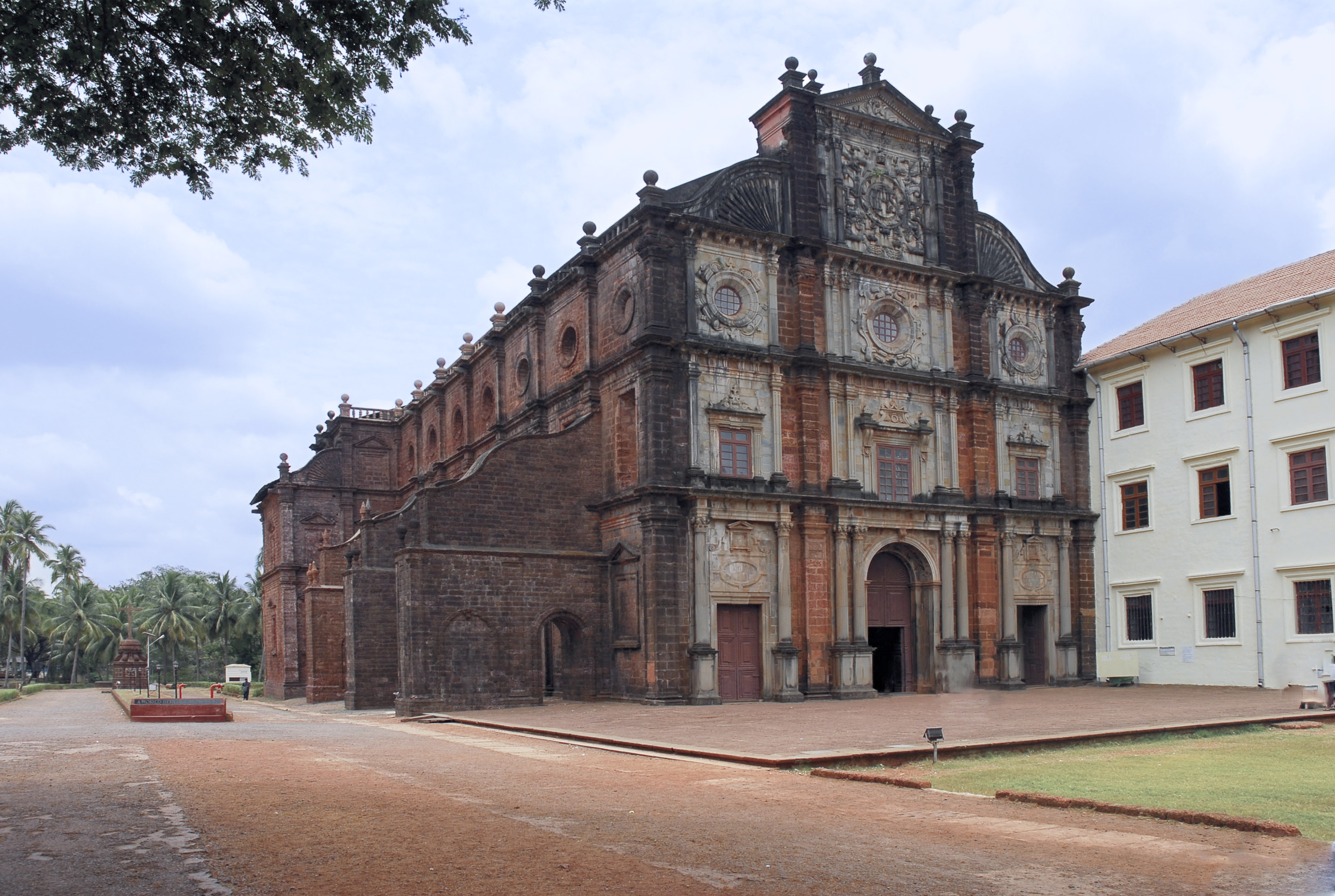 https://d3r8gwkgo0io6y.cloudfront.net/upload/st xavier church.jpg